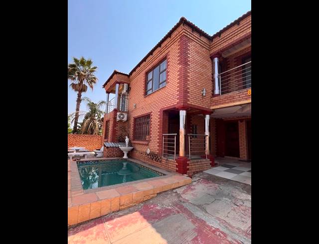 8 BEDROOM HOUSE FOR SALE IN LOTUS GARDENS